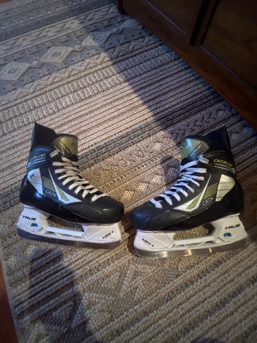 2022 True Catalyst 5 Hockey Skates Regular Width 7.5 (Used)