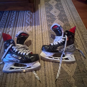 2021 Bauer Vapor X3.7 Hockey Skates Regular Width Size 5 (Used)