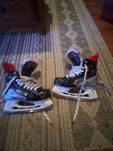 2021 Bauer Vapor X3.7 Hockey Skates Regular Width Size 5 (Used)