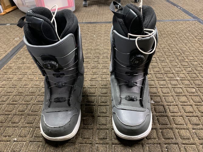 Unisex Size M 8.0 (W 9.0) Vans Aura Snowboard Boots Medium Flex All Mountain (Used)