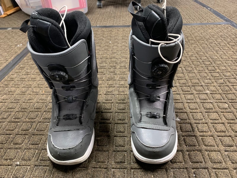 Unisex Size M 8.0 (W 9.0) Vans Aura Snowboard Boots Medium Flex All Mountain (Used)