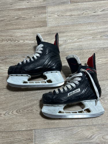 Bauer Vapor X300 Hockey Skates Size 5 (Used)