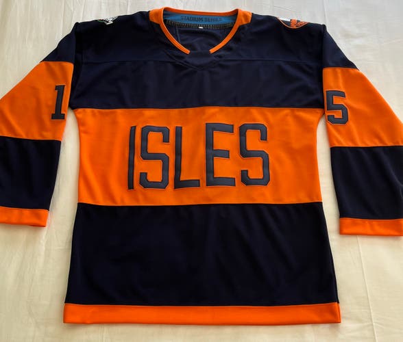 NHL New York Islanders Cal Clutterbuck Stadium Series Jersey Size Men's Large Used Isles Sweater