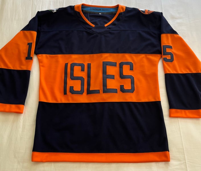 NHL New York Islanders Cal Clutterbuck Stadium Series Jersey Size Men's Large Used Isles Sweater