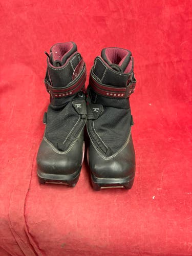 Size 5.0 Rossignol Cross Country Ski Boots (Used)