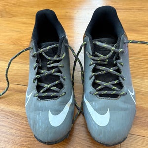 Gray Kid's 5.5Y (Big Kids / Youth) Nike Low Top Molded Cleats (Used)
