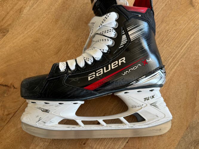 Bauer Vapor X4 Intermediate Hockey Skates Regular Width 6.5 (Used) with skate guards
