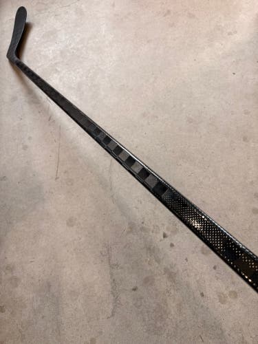 77 Flex P28M BLCKSTCK PRO 1 Bauer Twitch, Trigger 10 Pro Similar Kick Point Senior Right Hand