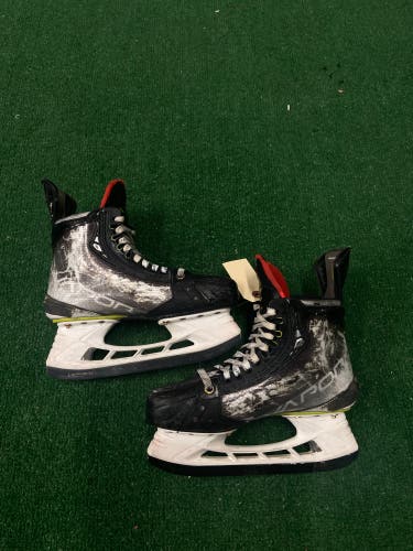 Intermediate Bauer Vapor Hyperlite Hockey Skates Size 5.5 (Used)