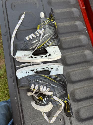 CCM Tacks 4092 Hockey Skates Regular Width Size 2 (Used)