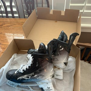 Bauer Vapor Hyperlite 2 Hockey Skates 7 (Used)