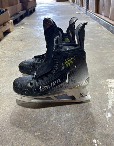 Senior Bauer Vapor Hyperlite 2 Hockey Skates 9.5 (Used)