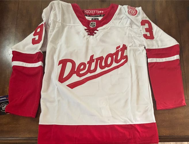 Detroit Red Wings Alex Debrincat # 93 Hockey Jersey Adult Medium (50) NWT