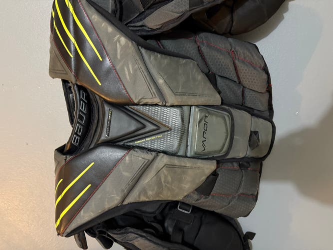 Medium Bauer Hyperlite Goalie Chest Protector (Used)