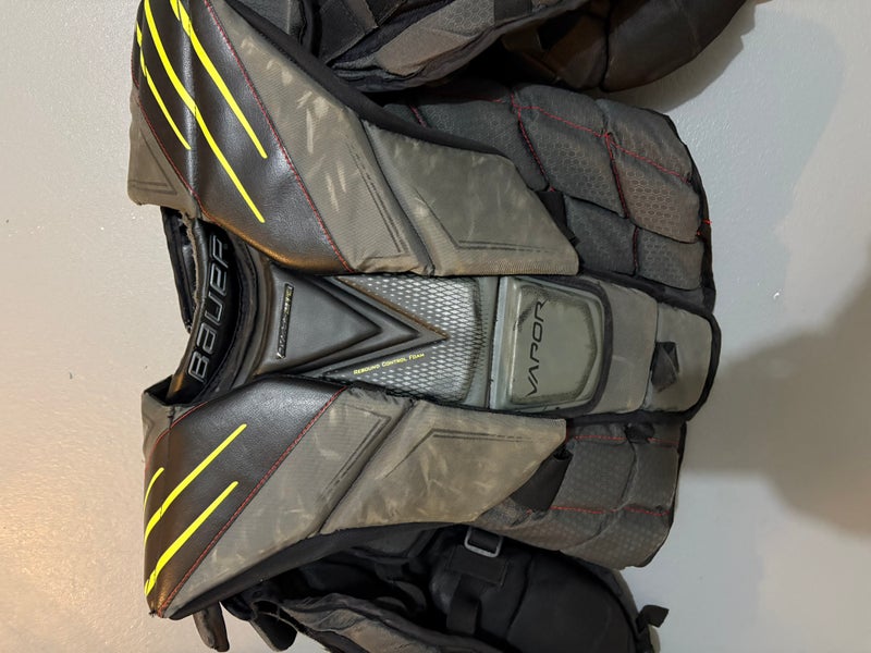 Medium Bauer Hyperlite Goalie Chest Protector (Used)