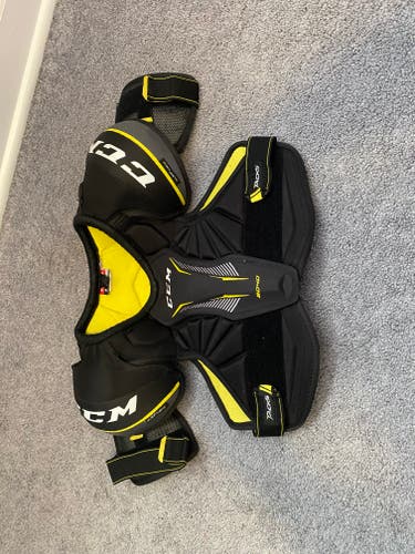 Medium Junior CCM Tacks 9040 Shoulder Pads (Used)