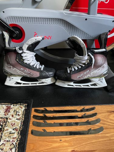 Bauer Vapor Hyperlite Hockey Skates Senior Size 11 Fit 1 (Used)