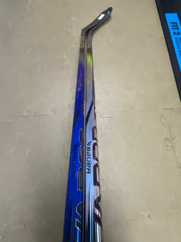 Intermediate Bauer Vapor Hyperlite 2 Right Hand Hockey Stick P28 (New) - 2 Pack