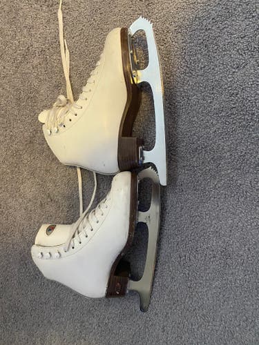 Riedell Figure Skates A Junior 2.5 (Used)