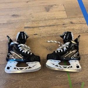 2023 CCM AS-V Hockey Skates Regular Width Size 2.5 (Used)