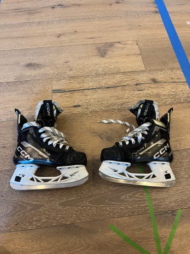 2023 CCM AS-V Hockey Skates Regular Width Size 2.5 (Used)