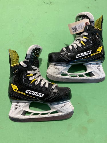 Junior Bauer Supreme M4 Hockey Skates Regular Width Size 1.5 (Used)