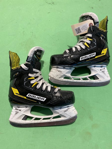 Junior Bauer Supreme M4 Hockey Skates Regular Width Size 1.5 (Used)