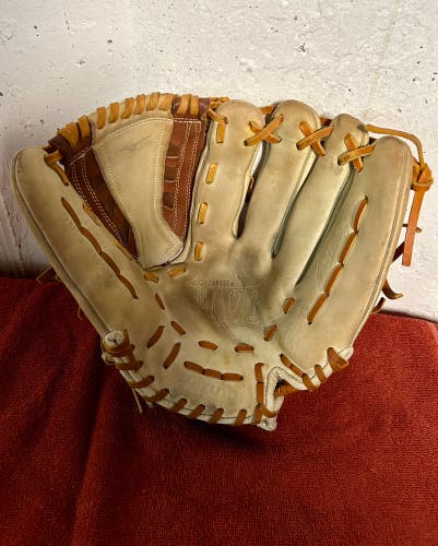 Mizuno MVP Select RHT Softball Glove 12.5"