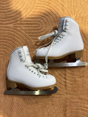 White Jackson Ultima 200 Figure Skates Size 1 (Used)