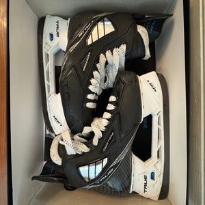 2022 True Pro Custom Hockey Skates Regular Width 9 (Used)