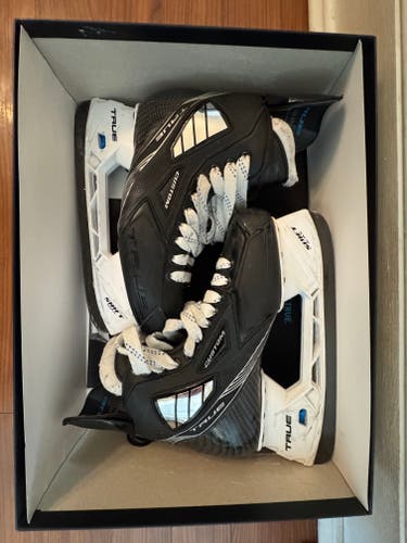 2022 True Pro Custom Hockey Skates Regular Width 9 (Used)
