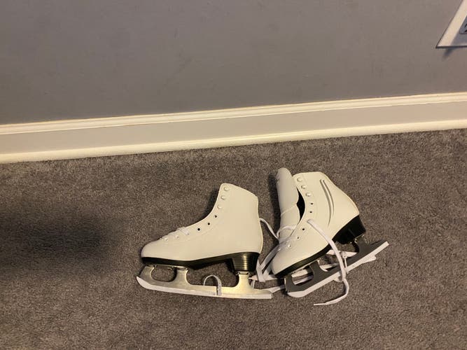Cascade Figure Skates B Junior 3 (New)
