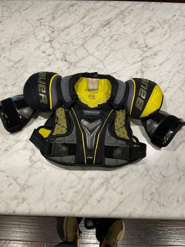Medium Junior Bauer Supreme 1S Shoulder Pads