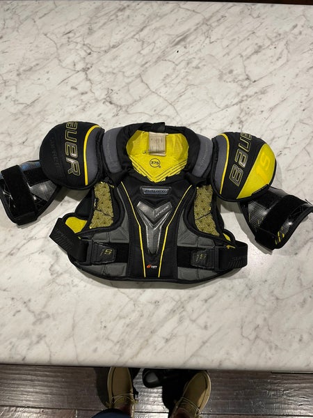 Medium Junior Bauer Supreme 1S Shoulder Pads