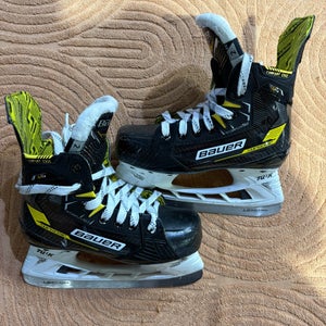 Junior Bauer Supreme M4 Hockey Skates Extra Wide Width Size 2 (Used)