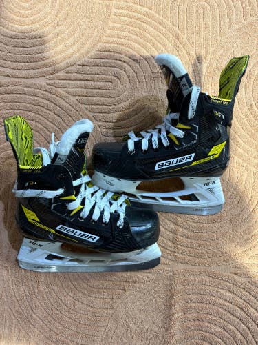 Junior Bauer Supreme M4 Hockey Skates Extra Wide Width Size 2 (Used)
