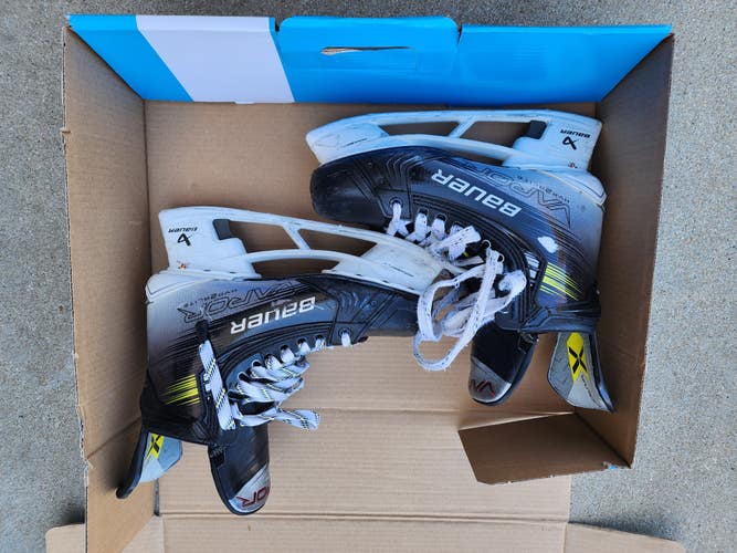 Bauer Vapor Hyperlite 2 Hockey Skates 9.5 (Used)