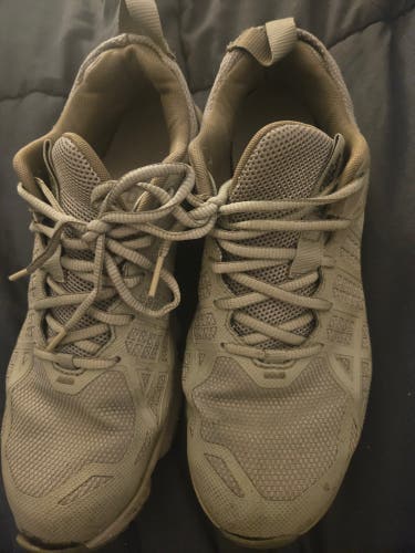 Men's Size M 10.5 (W 11.5) Adult Under Armour Shoes (Used)