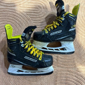 Junior Bauer Ignite Pro Hockey Skates Regular Width Size 1 (Used)