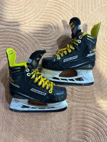 Junior Bauer Ignite Pro Hockey Skates Regular Width Size 1 (Used)