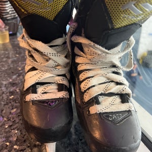 2022 True Catalyst 7 Hockey Skates Regular Width Size 2.5 (Used)