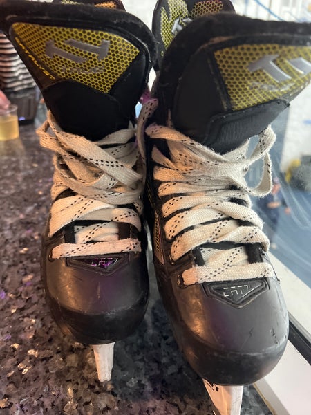 2022 True Catalyst 7 Hockey Skates Regular Width Size 2.5 (Used)