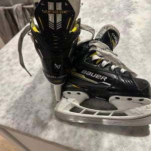 2023 Bauer Supreme M4 Hockey Skates Regular Width 9 (Used)
