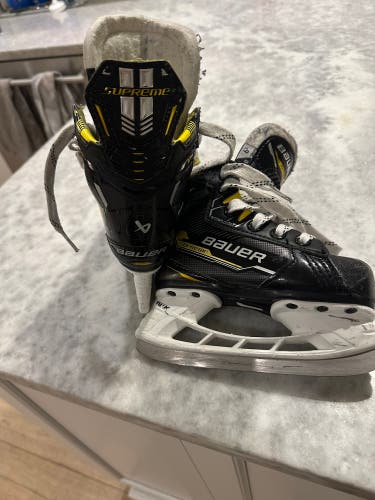 2023 Bauer Supreme M4 Hockey Skates Regular Width 9 (Used)