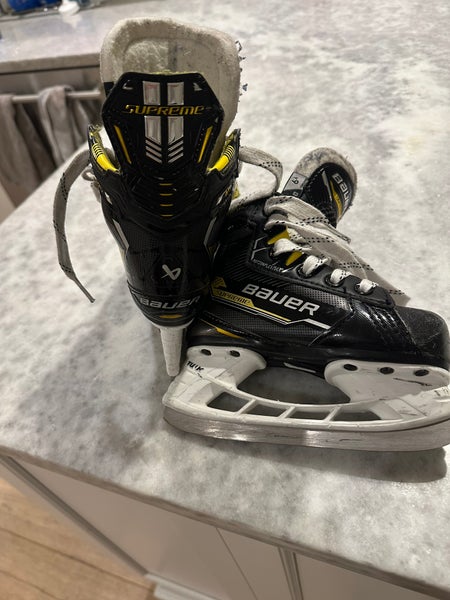 2023 Bauer Supreme M4 Hockey Skates Regular Width 9 (Used)