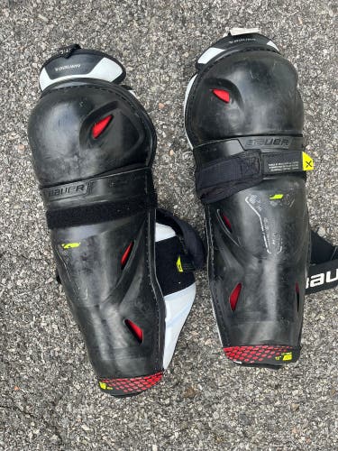 Intermediate Bauer Vapor Hyperlite 13" Shin Pads (Used)