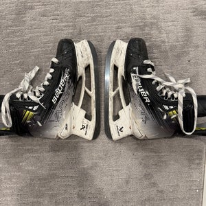 Bauer Vapor Hyperlite Hockey Skates 8 (Used)