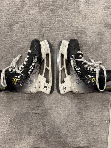 Bauer Vapor Hyperlite Hockey Skates 8 (Used)
