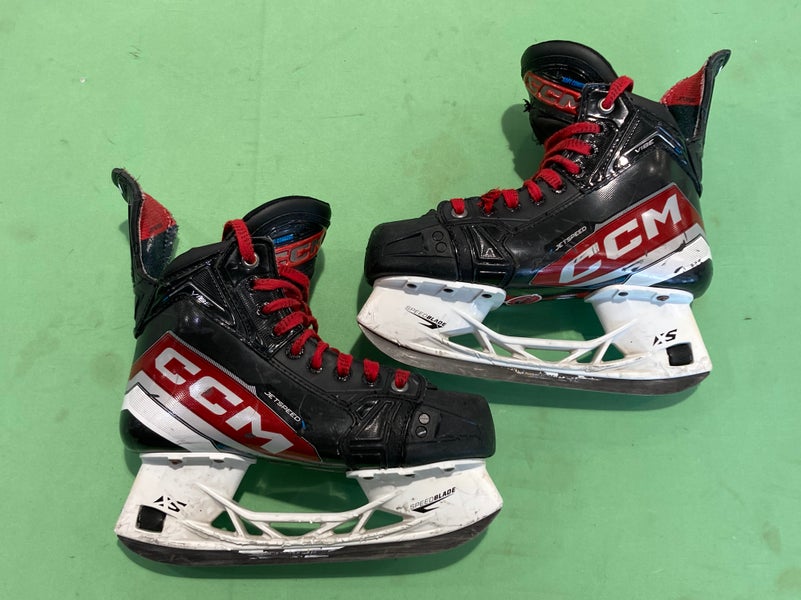Intermediate CCM JetSpeed Vibe Hockey Skates Regular Width Size 4.5 (Used)
