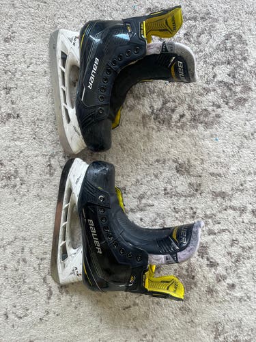2023 Bauer Supreme M4 Hockey Skates Extra Wide Width Size 5.5 (Used)